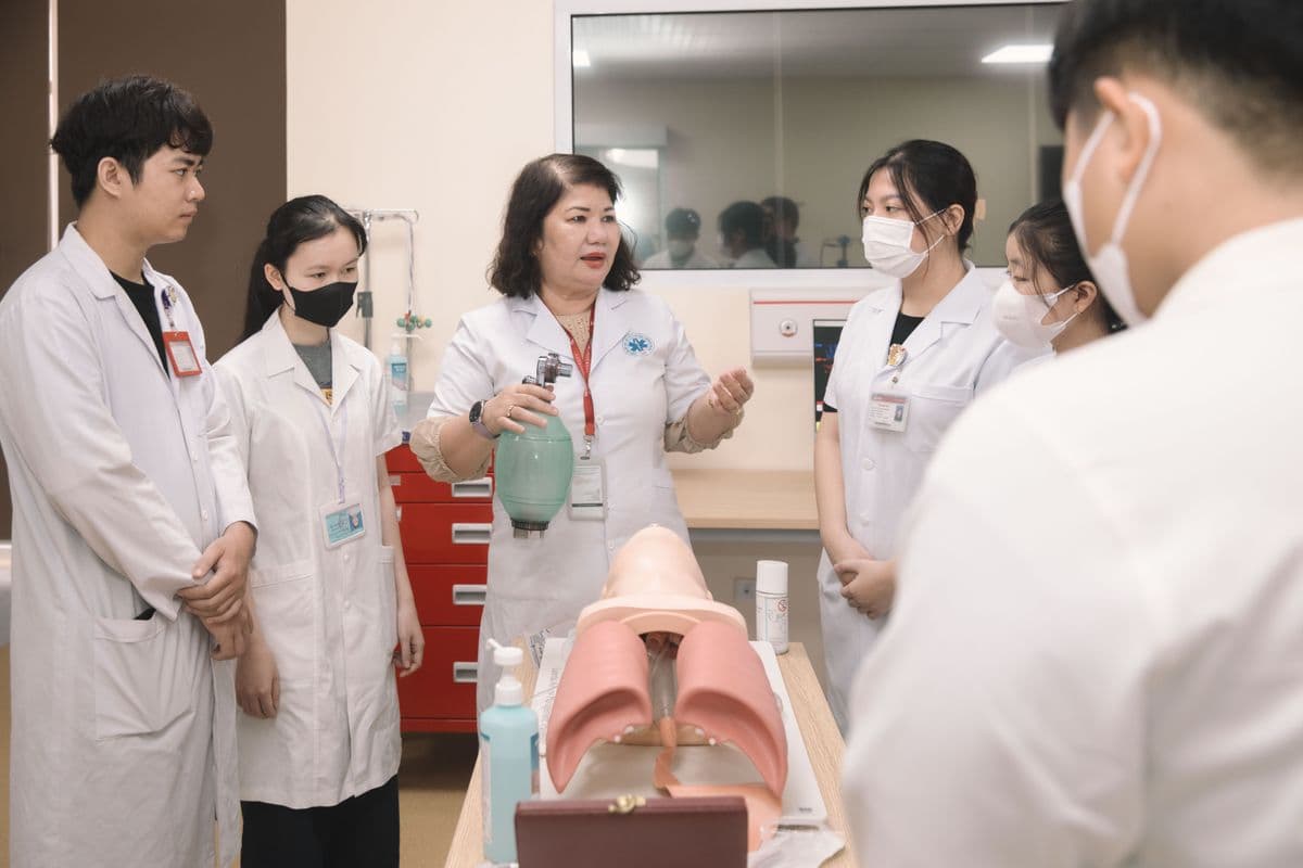 طلاب طب يتدرّبون على دمية تدريب